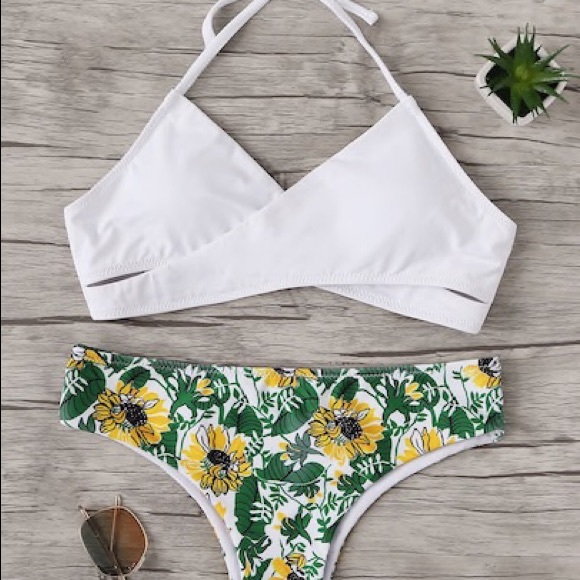 Halter Top with low Rise bikini - Picture 2 of 7